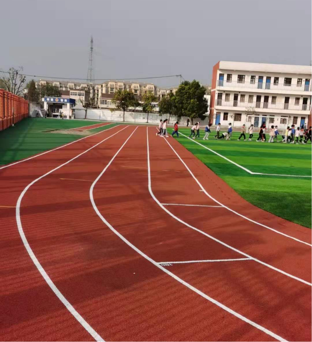 塑胶跑道与柏油路面，哪个更适合跑步？