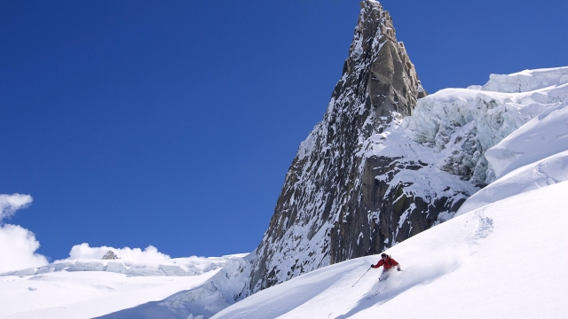 必威体育：室内手拿健身器材女